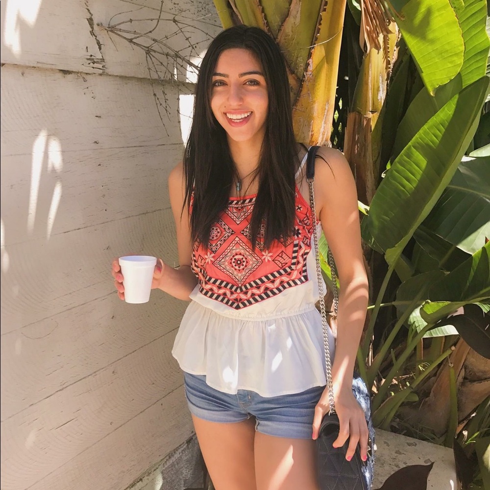 Meet your Posher, Mona